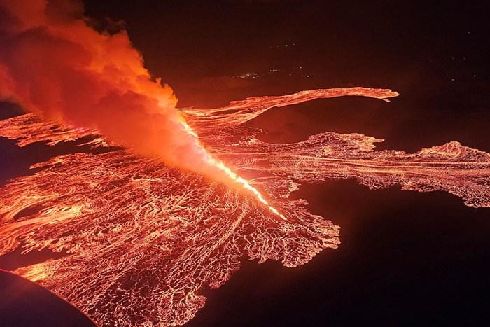 冰岛雷克雅内斯半岛火山一年内第七次喷发