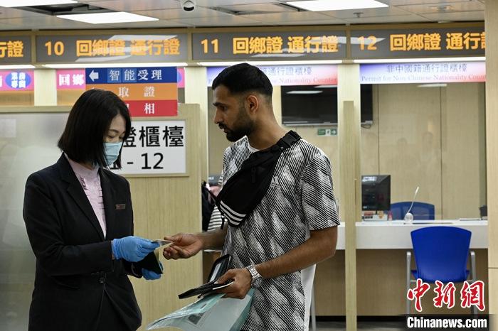 7月10日，有外籍人士到位于香港中旅证件服务港岛中心申领“港澳居民来往内地通行证（非中国籍）”。中华人民共和国出入境管理局在香港回归祖国27周年纪念日当天发布公告，为进一步便利内地与香港、澳门间人员交流交往，支持香港、澳门更好融入国家发展大局，由7月10日起为港澳永久性居民中的非中国籍人员签发来往内地通行证件。 <a target='_blank' href='/'>中新社</a>记者 李志华 摄